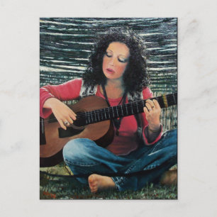 CARTE POSTALE FEMME JOUANT DE LA MUSIQUE AVEC GUITARE ACOUISTIQU