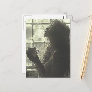 Carte Postale Femme Jouit de Thé Fumant