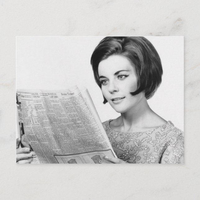 Carte Postale Femme lisant un journal (Devant)