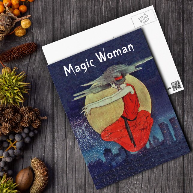 Carte Postale Femme Magique Mystérieuse dans l'aimant de lune (Magic witch woman floating over city at night by full hazy moon on postcard.)