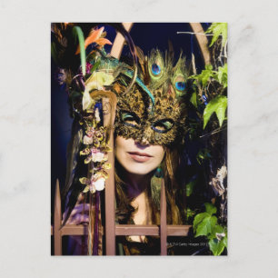 Carte Postale Femme portant un masque regardant depuis et fer