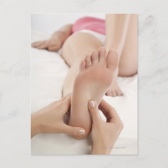 Carte Postale Femme recevant le massage de pied (Devant)