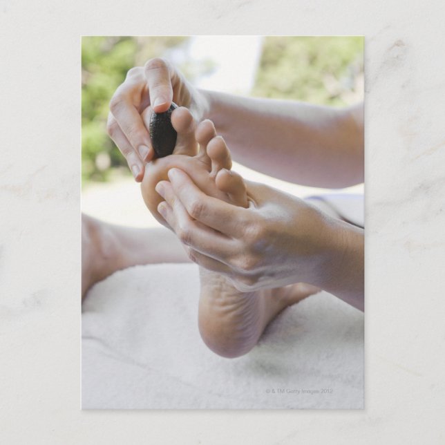 Carte Postale Femme recevant un massage des pieds avec pierre ch (Devant)
