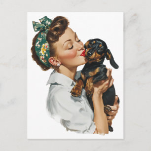 Carte Postale Femme rétro embrassant un mignon dachshund