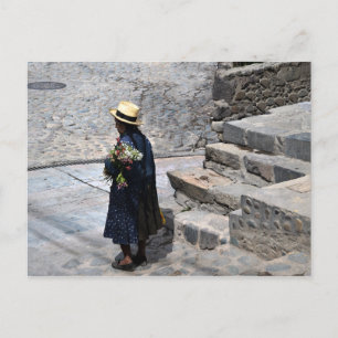 Carte Postale Femme tenant des fleurs, Ollantaytambo, Pérou