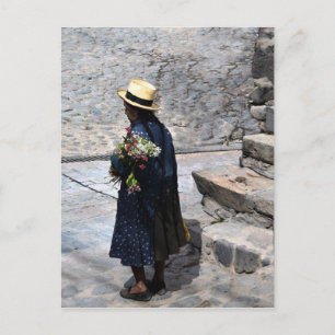 Carte Postale Femme tenant des fleurs, Ollantaytambo, Pérou (Ver
