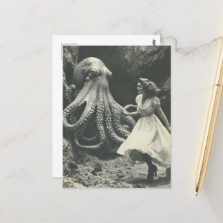 Carte Postale Femme Vintage et Pieuvre Géante