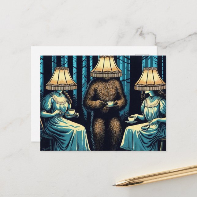 Carte Postale Femmes et Sasquatch dans la forêt Lampshade Casque (Devant/Arrière en situation)