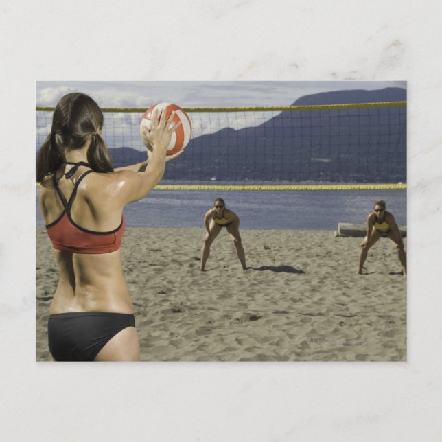 Carte Postale Femmes jouant au volley-ball sur la plage (Devant)