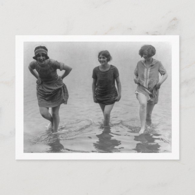 Carte Postale Femmes marchant à Arlington Beach Photographie (Devant)