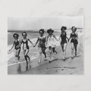 Carte Postale Femmes vintages en course sur la plage