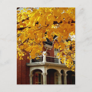 Carte Postale Feuilles d'automne jaunes et ancienne maison en br