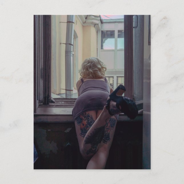 Carte Postale Fille dans la fenêtre (Devant)