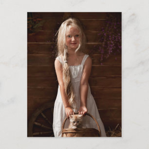 Carte Postale Fille dans une grange avec un chaton dans un panie