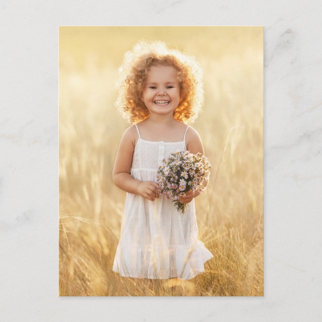 Carte Postale Fille dans une prairie avec un bouquet de Fleurs s (Devant)