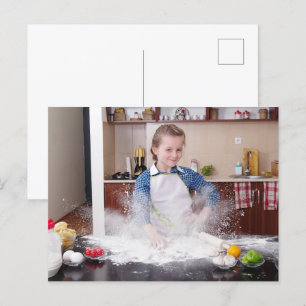 Carte Postale Fille drôle dans la cuisine désordonnée