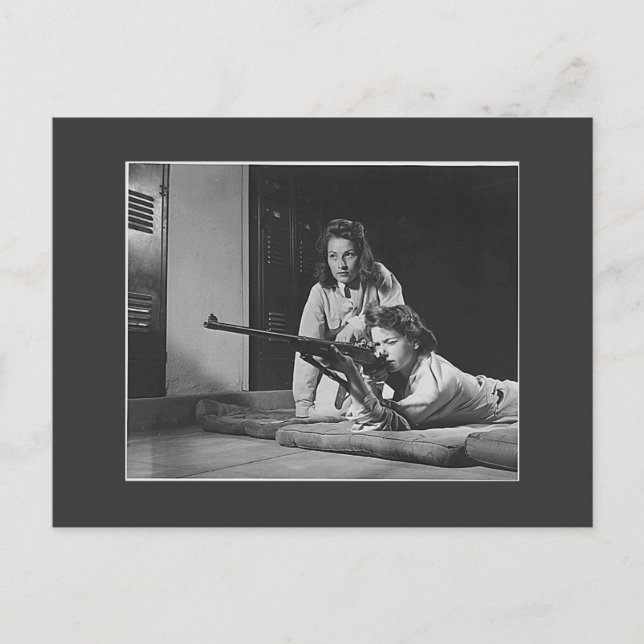 Carte Postale Filles avec armes à feu, années 1940 (Devant)