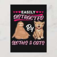 Filles distraits par des fentes et des chats