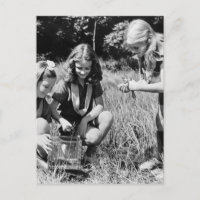 Filles ramassant des grenouilles, années 1940