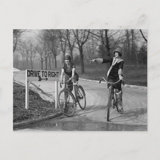Carte Postale Flapper Girls Riding Bicycles, 1925 (Devant)