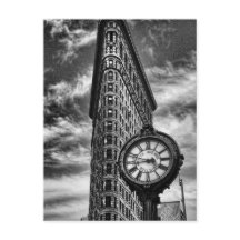 Flatiron Building et horloge en noir et blanc