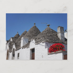 Carte Postale Fleurs de géranium et maisons de trulli à Alberobe