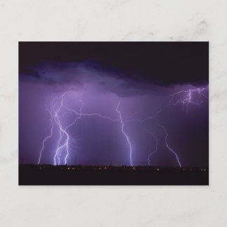 Carte Postale Foudre violette dans un désert nocturne Tempête to