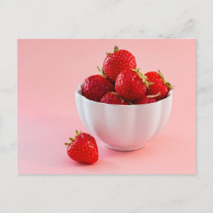 Carte Postale Fraises Rouges Dans Un Bol Blanc Sur Fond Rose Pâl