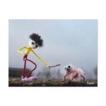 Fubby joue dehors avec l'animal.