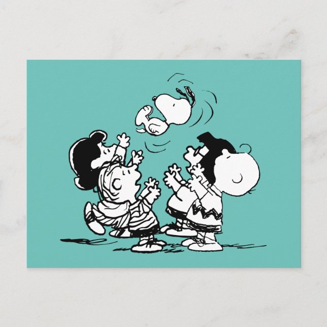 Carte Postale Gang des Peanuts soulevant Snoopy (Devant)