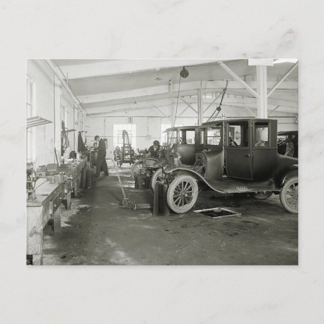 Carte Postale Garage de réparation de voitures anciennes, début  (Devant)