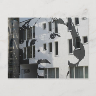 Carte Postale garçon sur mur