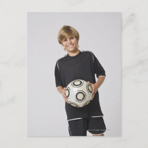 Carte Postale Garçon tenant balle de football, sourire, portrait