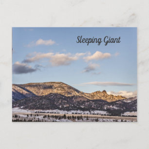 Carte Postale Géant dormant avec ciel bleu et nuages