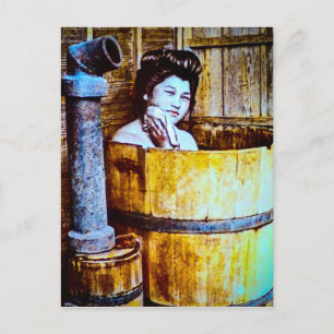 Carte Postale Geisha vintage dans un bain en bois