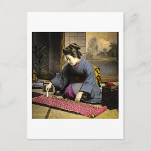 Carte Postale Geisha vintage prépare son Kimono dans le Vieux Ja
