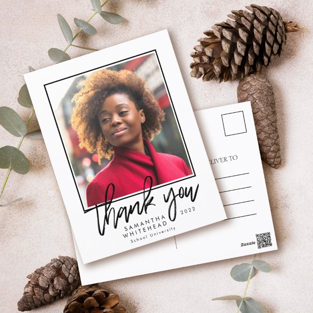 Carte Postale Graduation moderne 2022 Photo Merci blanc (Modern postcard chalk style script with photo perfect for a graduate to thank everyone.)