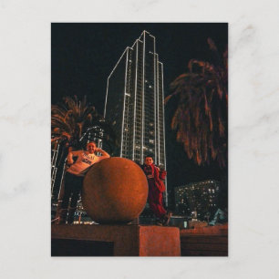 Carte Postale Gratte-ciel de ville nocturne avec sphère orange