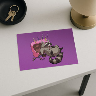 Carte Postale Greedy Raccoon Plein de gâteau d'anniversaire cari