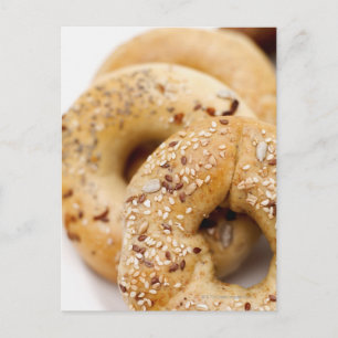 Carte Postale Gros plan de bagels assortis sur une assiette