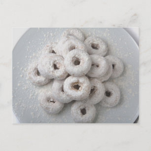 Carte Postale Gros plan de beignets en poudre dans une assiette