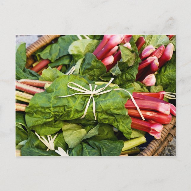 Carte Postale Gros plan de bouquets de rhubarbe dans le panier (Devant)