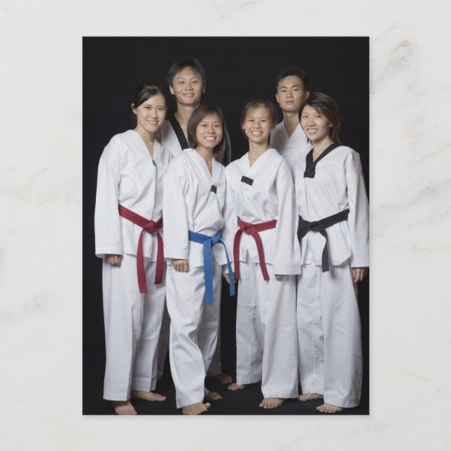 Carte Postale Groupe de joueurs d'arts martiaux debout et (Devant)