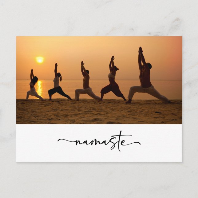 Carte Postale Groupe de personnes pratiquant le yoga avec le mot (Devant)