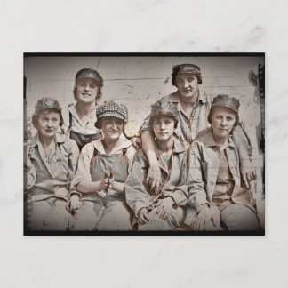 Carte Postale Groupe des ouvriers du chantier naval sur quai
