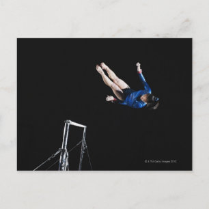 Carte Postale Gymnaste (16-17 ans) descendant des barres asymétr