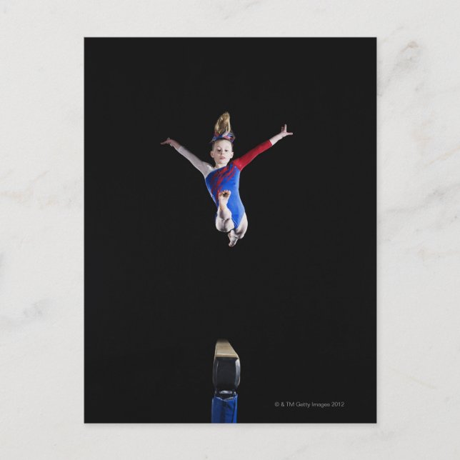Carte Postale Gymnaste (9-10) sautant sur le faisceau de balance (Devant)
