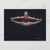 Gymnaste masculin se produisant sur le sol exercic