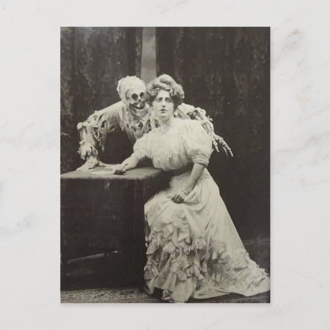 Carte Postale Halloween bizarre victorienne effrayée femme (Devant)