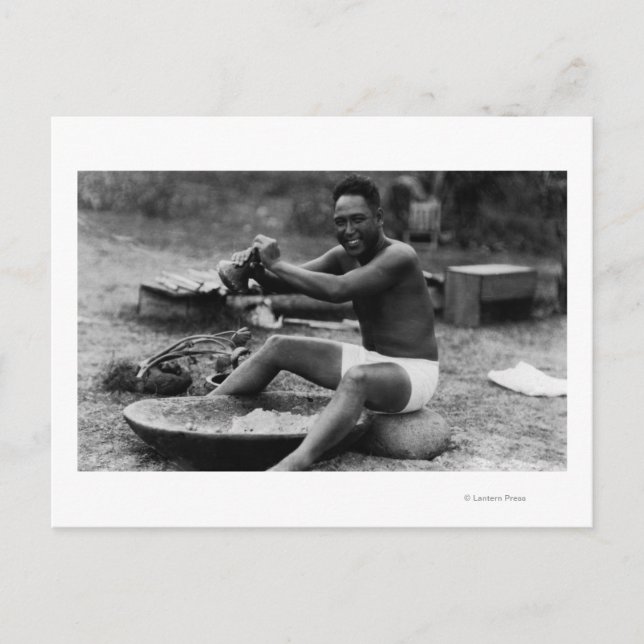 Carte Postale Hawaii - Un homme qui bat Taro pour faire Poi (Devant)